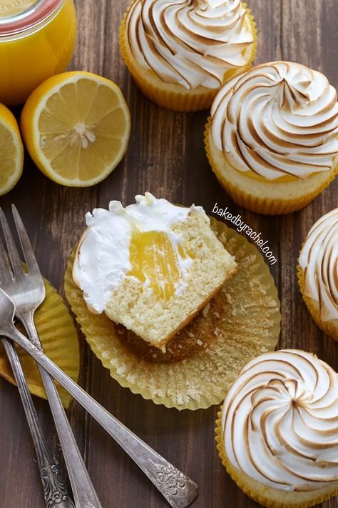 Meringue Frosting Recipe, Moist Lemon Cupcakes, Meringue Cupcakes, Meringue Frosting, Curd Filling, Lemon Curd Filling, Lemon Cupcakes, Sweet Lemon, Crinkle Cookies