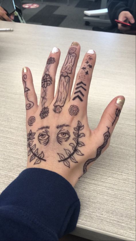 Hand Drawings When Bored, Drawing On Hands Doodle, Drawings On Hands Pen Aesthetic, Doodling On Hand, Designs To Draw On Your Hand With Pen, Stuff To Draw On Your Hand With Sharpie, Drawing On Body Sharpie, Drawing On Hand Doodles Tattoos, Cool Sharpie Drawings On Skin