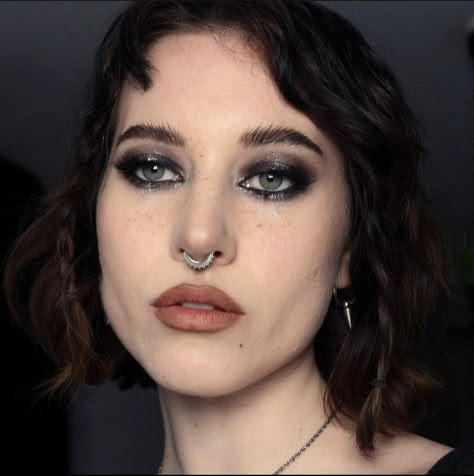 Metallica Inspired Makeup, Soft Grunge Wedding Makeup, Smoky Grunge Eye, Makeup For Dark Grey Eyes, Grunge Prom Makeup Looks, Goth Natural Makeup, Boho Smokey Eye Makeup, Grungy Makeup Look Aesthetic, Smoky Goth Makeup