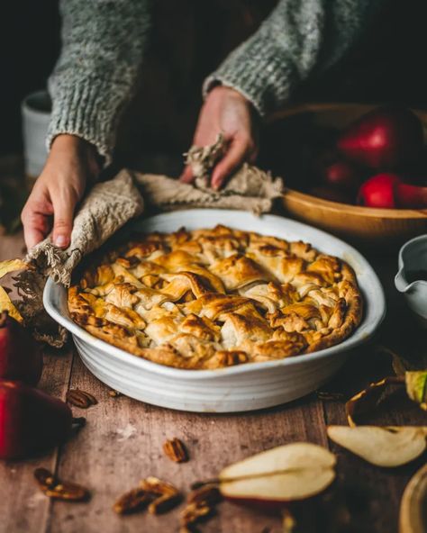 Pear and Pecan Pie with Salted Caramel Sauce - Marissa Makes Pear Pecan Pie, Caramel Pear Pie, Pear Filling, Pecan Pie Tarts, Pear Pie Recipe, Pear Sauce, Caramel Pears, Pear Pie, Caramel Recipes Sauce