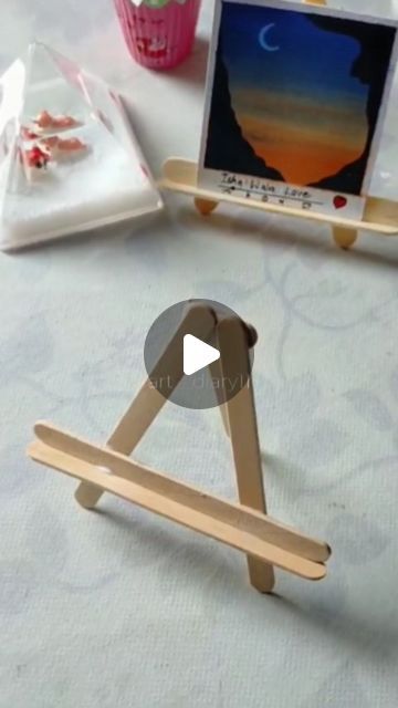 Craft Stick Easel, Making An Easel Diy, Diy Paint Easel Tabletop, Popsicle Stick Easel, Diy Small Easel, Diy Art Easels, Diy Easel Tabletop, Easel Stand Diy, Icecream Stick Craft