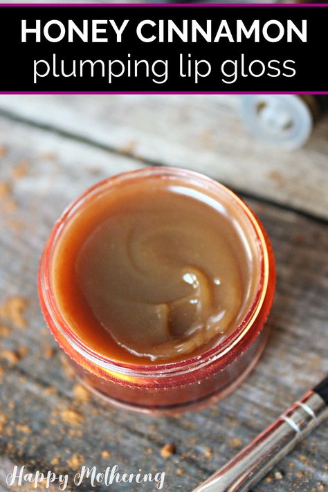 Do you want to learn how to make homemade lipgloss? This easy DIY Honey Cinnamon Lip Gloss uses only a few simple ingredients for a tasty natural shine! #lipgloss #diybeauty #naturalbeauty #naturalmakeup #diycosmetics #naturalcosmetics #cinnamon Homemade Lip Gloss, Lip Gloss Recipe, Homemade Lip Balm Recipe, Gloss Diy, Gloss Hair, Diy Honey, Diy Lip Balm Recipes, Makeup Recipes, Lip Gloss Homemade