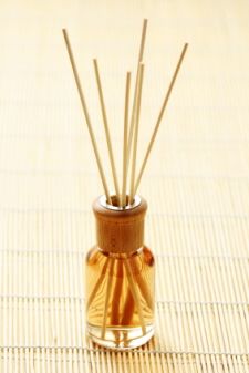 Homemade reed diffuser Diy Reed Diffuser, Homemade Reed Diffuser, Reed Diffuser Oil, Reed Diffusers, Home Scents, Essential Oil Uses, Essential Oil Recipes, Natural Cleaning Products, Diy Cleaning Products