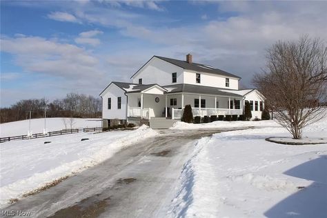 Inside an Amish Home With Some Surprising Touches (26 Photos) Amish Living Room Furniture, Amish Style Home, Amish House Plans, Amish Built Homes, Amish Homes Interior, Amish Farmhouse, Marriage Night, Amish Home, Amish Furniture Bedroom