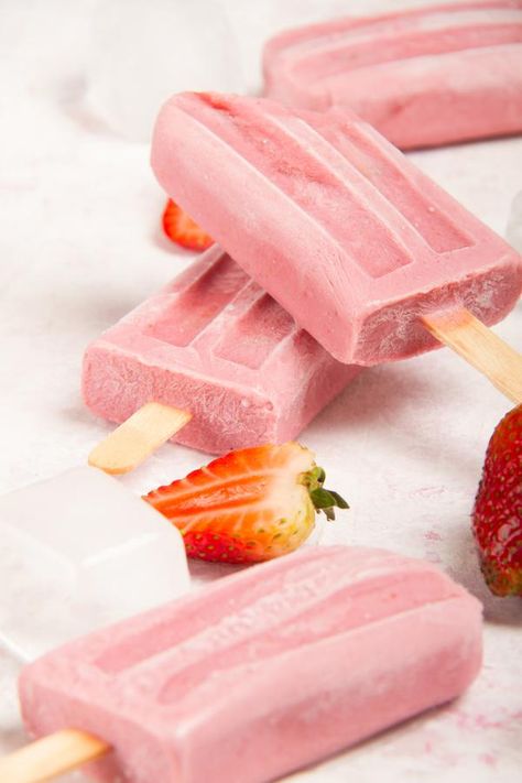 Strawberry Creamsicle, Keto Popsicles, Vegan Popsicles, Strawberry Popsicles, Ice Lollies, Keto Treats, Keto Ice Cream, Keto Vegan, Low Carb Recipe