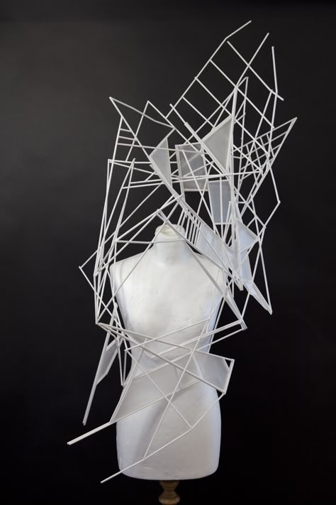 ARCHITECTURAL BODY ADORNMENT OMG THIS IS SO BEAUTIFUL Wearable Architecture, Jewelry Making Ideas, Architectural Fashion, Sculptural Fashion, Geometric Fashion, Sculptural Jewelry, Ideas Jewelry, Body Adornment, Paper Jewelry