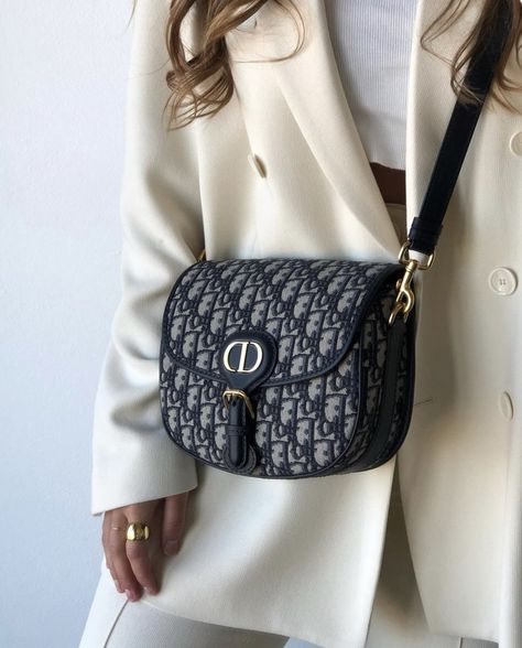 Dior Bobby Bag Outfit, Dior Bag Outfit, Dior Crossbody Bag, Dior Fashion Week, Dior Bobby Bag, Bobby Bag, Runway Vintage, Christian Dior Bag, Fashion Week Trends