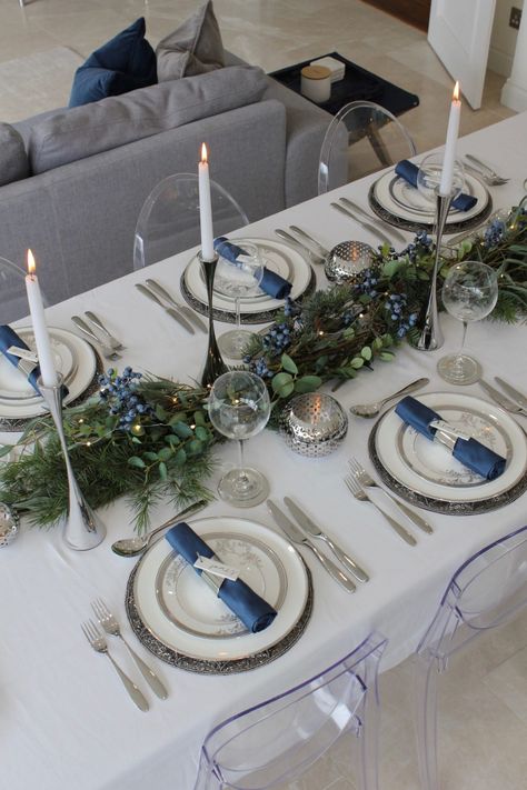 Christmas Dinner Table Settings, Blue Christmas Tree Decorations, Blue Table Settings, Christmas Dining Table Decor, Blue Christmas Decor, Tafel Decor, Christmas Dining Table, Christmas Dining Room, Christmas Dinner Table