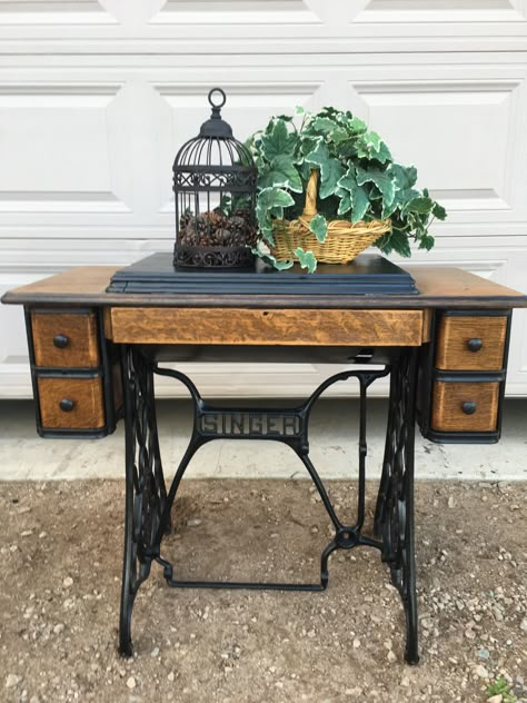 Antique Sewing Machine Table Decor, Sewing Table Antique, Old Singer Sewing Machine Repurposed, Refinished Sewing Table, Antique Sewing Machine Ideas, Painted Sewing Machine Cabinet, Antique Sewing Machine Table Repurposed, Vintage Sewing Machine Repurposed, Old Singer Sewing Machine Ideas