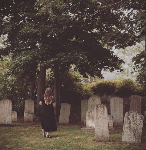 Songwriting Inspiration, Violet Moon, Cemeteries Photography, Gothic Photography, Photography Themes, Halloween Photoshoot, Halloween Pictures, Birthday Photoshoot, Graveyard