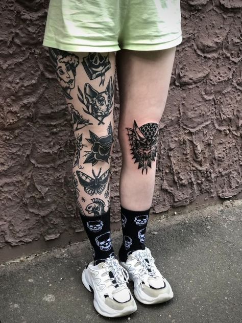 Traditional Tattoo Knee, Tattoo Ideas Geometric, Knee Tattoo Ideas, Knee Tattoos, Romantic Tattoo, Latest Tattoos, Knee Tattoo, Calf Tattoo, Dark Tattoo