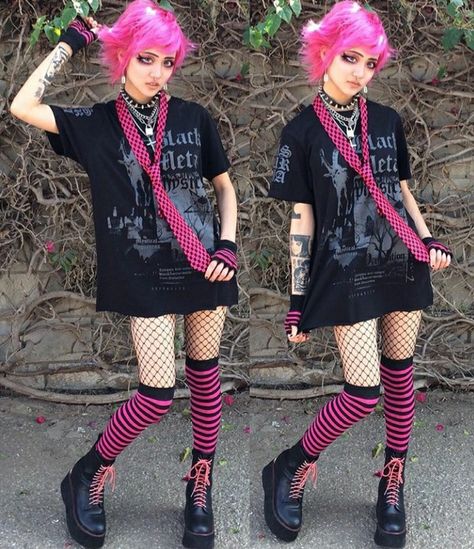 @v.for.ven on Instagram 💗 Alt Scene Outfits, Scene Outfits 2000s, Gothic Stuff, Scene Y2k, Goth Stuff, Scene Goth, Harajuku Punk, Grunge Clothes, Alt Clothes