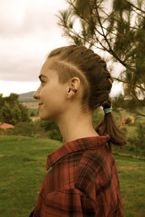 Oreja. Women Side Shaved Hairstyles, Women With Shaved Sides, Above Ear Undercut, Undercut Sides Long Hair, Shaved Side Of Head Women, Shaved Hair Ideas For Women, Sides Of Head Shaved, Shaved Head Women Undercut, Women Haircut Shaved Sides