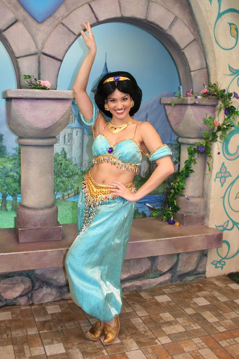 disney aladdin jasmine Diy Princess Jasmine Costume, Princess Jasmine Costume Diy, Princess Jasmine Halloween Costume, Jasmine Cosplay, Princess Jasmine Cosplay, Jasmine Halloween Costume, Aladdin Musical, Disneyland Characters, Princess Jasmine Costume