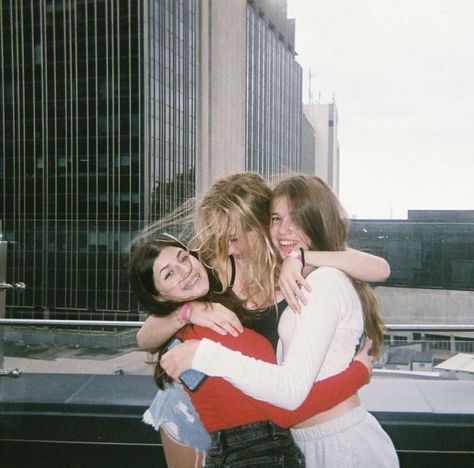 Trio Polaroid Pictures, Sisters Photoshoot Poses, New York Aesthetic, Polaroid Pictures, Cute Friend Pictures, Shoot Film, Bff Pictures, Soul Sisters, Cute Friends