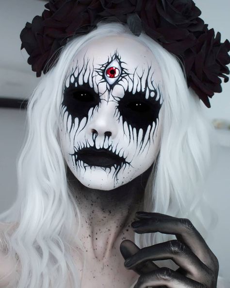 What should I call this one?? ~ It's been a while since I did a corpse paint and I've had this idea for ages. I'm honestly living for… Fantasy Make-up, Halloweenský Makeup, Halloween Make-up Looks, Corpse Paint, Creepy Makeup, Drag Make-up, Horror Make-up, Creepy Halloween Makeup, Cool Halloween Makeup