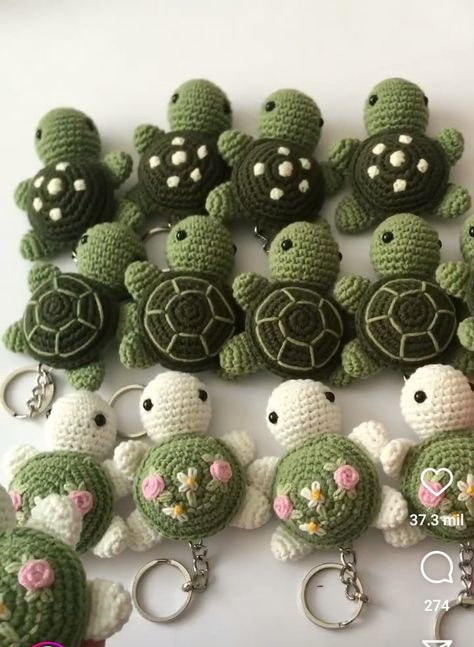 Crochet Keychain For Men, Crochet Ideas Keychain, Crochet Cute Things, Crochet Turtle Keychain, Crochet Key Chains, Crochet Keyring, Small Crochet Gifts, Crochet Diy Tutorial, Crochet Baby Boots