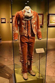 Mariachi Outfit, Mariachi Suit, Charro Outfit, Charro Suit, Mexican Outfit, Historical Fashion, Outfits Aesthetic, New Outfits, Red Leather Jacket