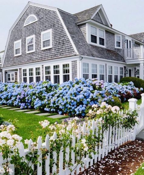 Nantucket Style Homes Exterior, Nantucket Style Homes, Nantucket Home, Nantucket Style, Homes Exterior, Cape House, Casas Coloniales, White Picket Fence, On The Ocean