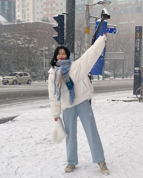 Stylish Puffer Jacket Outfit, Uniqlo Down Jacket Outfit, Korea Outfit Winter, Snow Fits Aesthetic, Mountains Outfit Winter, Ulzzang Winter Outfits, White Puffer Coat Outfit, White Puffer Outfit, Cute Ice Skating Outfit