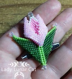 Seed Bead Art, Beading Tutorial, Tulip Flower, Beaded Brooch, Tulips Flowers, Bead Art, Diy Beads, Cat Design, Beaded Flowers