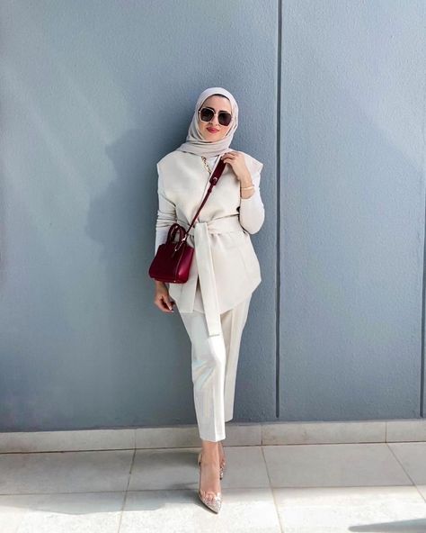 H I J A B S T Y L E on Instagram: “Which outfit do you prefer?1-5?❤️❤️ DM us if you want to be featured follow @hijabi_lifestyle_ . . . . . #hijab #hijabers #hijabfashion…” Hijabi Convocation Outfits, Work Outfits Women Hijab, Hijabi Office Wear, Hijabi Formal Outfits, Formal Hijab Outfit, Hijab Fashion Summer, Celebrity Style Icons, Street Hijab Fashion, Modern Hijab Fashion