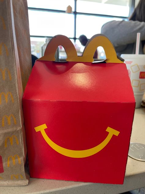 Red box. Mcdonalds Kids Meal, Mc Donalds Happy Meal, Quirky Crochet, Mcdonalds Kids, Mcdonald's Aesthetic, Happy Meal Box, Mc Donald's, Paper Bag Design, Cool Art Stuff