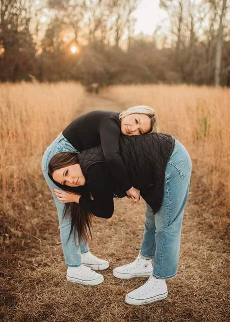 Funny Sister Pictures, Roommate Pictures, Awkward Family Pictures, Sisters Photography Poses, Funny Photoshoot Ideas, Sibling Photo Shoots, Celebrity Children, Sibling Pictures, Sisters Photoshoot Poses