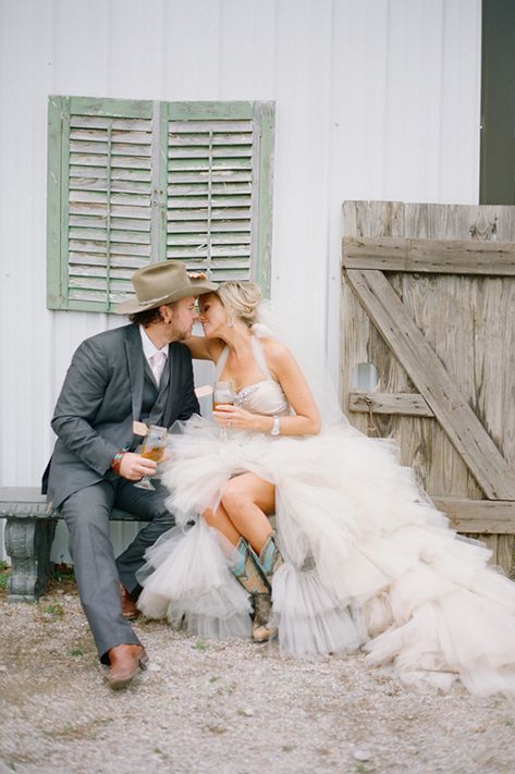 Country Western Wedding, Cowgirl Wedding, Estilo Country, Marrying My Best Friend, Fun Wedding Photography, A Barn, Western Wedding, Jolie Photo, Country Western