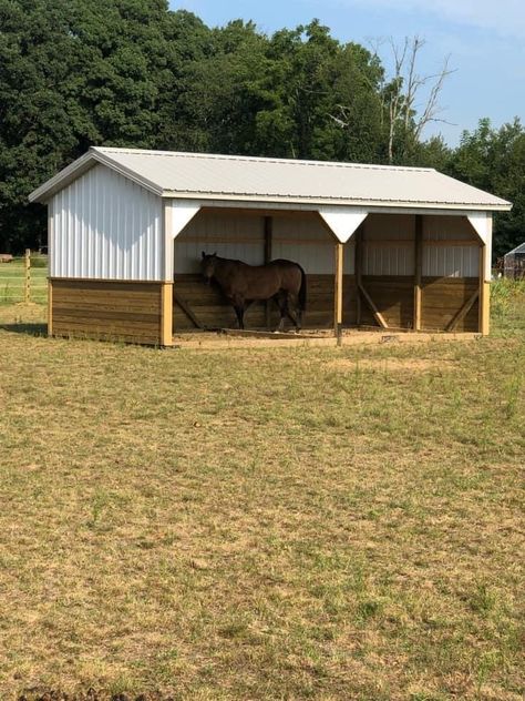 Small Horse Shelter, Horse Shade Structure, Run In Horse Shelter, Horse Shed Ideas, Hay Barn Ideas, Horse Lean To Shelters, Horse Lean To Shelters Easy Diy, Small Stable Ideas, Diy Stables For Horses