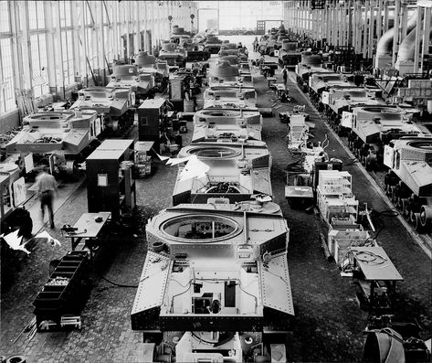 Mass production for mass destruction: The tank factories of World War II M3 Lee, Ww1 Tanks, Trench Warfare, Patton Tank, Wwii Vehicles, Detroit History, Germany Ww2, Rare Historical Photos, Ww2 Tanks