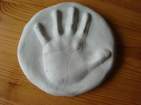 Usingg playdough to make a raised hand print plaster of paris plaque Hand Print Mold, Hand Jewelry Holder, Clay Handprint, Ideas For Mothers Day, Plaster Hands, Paris Crafts, Paris Kids, Handprint Ornaments, Homemade Mothers Day Gifts