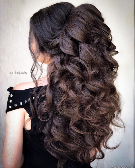 The hairstyle I did today for super sweet and beautiful #quinceañera @babyyledyy I used @hottoolspro “curl bar set “ 1 “ barrel for curls… | Instagram Hairstyles For Quince, Xv Hairstyles, Quince Hair Ideas, Hair Quinceanera Hairstyles, Hair Quinceanera, Quince Hair, Voluminous Hairstyles, Hairstyles Brown, Down Hairstyles For Long Hair