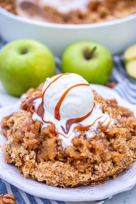 Apple Crumble is a harmonious balance of sweetness and tartness in one easy recipe! Made with a few ingredients, this recipe is done in less than one hour! #apples #applerecipes #applecrumble #thanksgiving #sweetandsavorymeals Best Apple Crumble Recipe, Fruit Crumble Recipe, Apple Crumble Topping, Easy Apple Crumble, Apple Crumble Recipe, Fruit Crumble, Easy Oatmeal, Apple Dessert Recipes, Clam Recipes