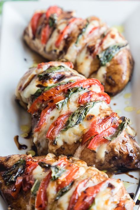 Hasselback Chicken, Chicken Caprese, Mozzarella Chicken, Caprese Chicken, Stuffed Chicken, Chicken Dishes Recipes, Chicken Breast Recipes, Chicken Breasts, Baked Chicken