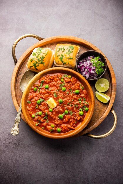 Pav bhaji is a fast food dish from india... | Premium Photo #Freepik #photo #pav-bhaji #indian-curry #gravy #curry Indian Food Photos, Pav Bhaji Photography, Indian Food Pictures, Famous Street Food, Indian Fast Food, Indian Food Photography, Pav Bhaji Masala, Bhaji Recipe, Street Pictures