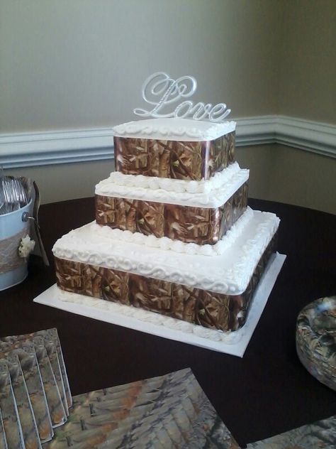 Wedding cake with camouflage ribbon Camoflauge Wedding, Camo Wedding Cake, Country Camo Wedding, Camo Cakes, Camo Wedding Cakes, Camo Wedding Dresses, Different Kinds Of Cakes, Camouflage Wedding, Deer Wedding