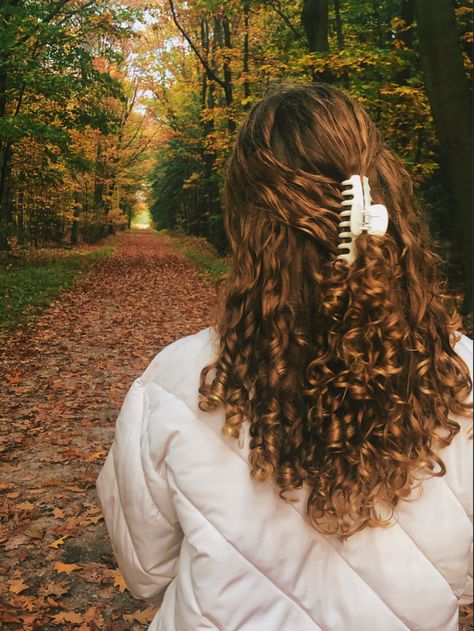 Curly Brunette Aesthetic, Autumn Hair Aesthetic, Brown Curly Hair Aesthetic, Fall Hairstyles For Curly Hair, Autumn Hair Styles, Autumn Brown Hair, Fall Curly Hair, Fall Curly Hairstyles, Curly Light Brown Hair