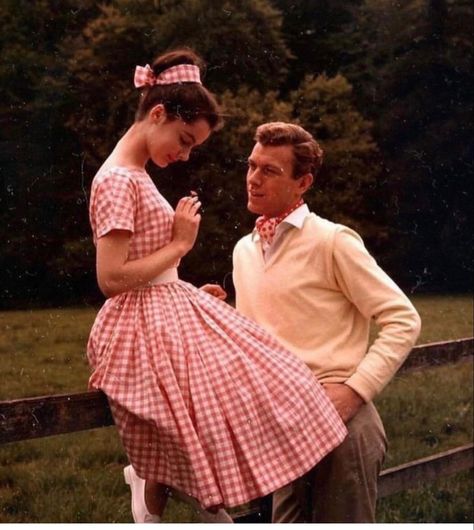 1950s Couple, 1950s Aesthetic, 50s Aesthetic, Vintage Couples, Vintage Romance, Vintage Americana, Old Love, Feminine Aesthetic, Moda Vintage