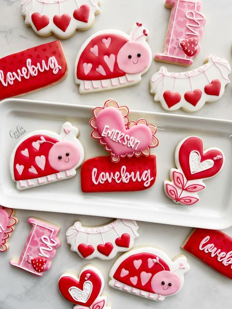 Valentine Cookies For Kids School, Valentine Cookie Decorating Ideas, Valentines Cookie Decorating Party, Valentines Decorated Sugar Cookies, Valentines Day Sugar Cookies Decorated, Valentine’s Day Sugar Cookies, Valentines Day Cookie Sets, Valentine Cookies Royal Icing, Valentines Day Cookies Decorated