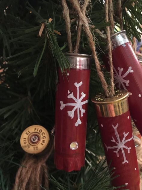 Woodsy Christmas Ornaments, Shotgun Shell Christmas Tree, Camo Christmas Tree, Camo Christmas, Shotgun Shell Crafts, Bullet Crafts, Christmas Crafts To Sell, Christmas Gifts To Make, Holiday Crafts Christmas