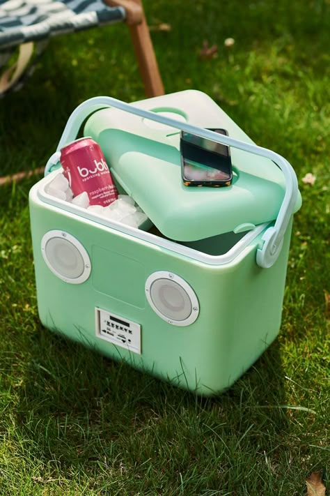 This retro-styled drink cooler has a 16 can capacity and twin speakers on the side that can pump out tunes via wireless streaming, FM radio, or ports. Vintage Cooler, Beach Cooler, Instax Mini 90, Outdoor Fridge, Cooler Box, Music Tech, Cool Box, Beverage Cooler, Instant Camera