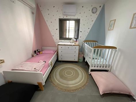 Shared Bedroom Paint Ideas, Half Boy Half Girl Room, Toddler And Newborn Room Sharing, Unisex Kids Bedroom, Unisex Bedroom Kids, Baby And Toddler Shared Room, Boy And Girl Shared Room, Unisex Kids Room, Boy And Girl Shared Bedroom