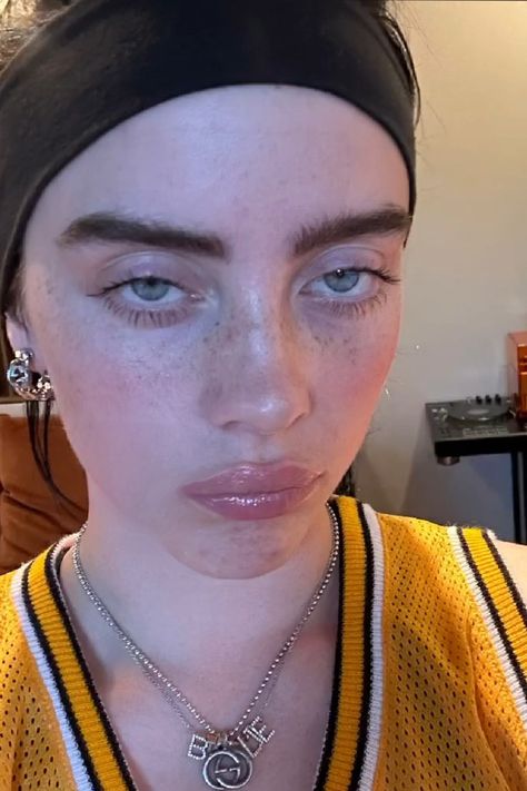 Billie Eilish Look Alike, Billie Eilish Eyebrows, Billie Eilish Without Makeup, Billie Eilish Bangs, Billie Eilish Makeup, Billie Eilish Vídeos, Billie Eillish, Daily Beauty Routine, Lazy Girl