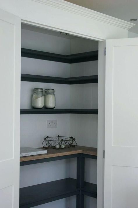 Walk In Pantry Dimensions, Small Walk In Pantry, Pantry Dimensions, Walk In Pantry Ideas, Ideas Armario, Sage Kitchen, Modern Pantry, Pantry Remodel, Store Room