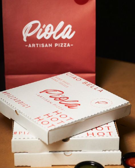 Piola Artisan Pizza on Behance Cool Pizza Box Design, Pizza Branding Design, Traeger Pizza, Pizza Advertising, Behance Presentation, Fast Food Salads, Pizza Photography, Pizza Project, Pizza Packaging