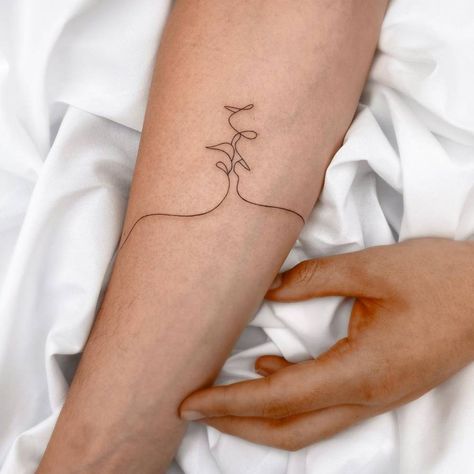 Outline Of Two People Kissing Tattoo, Kissing Line Tattoo, One Line Kiss Tattoo, Fine Line Kiss Tattoo, Kissing Tattoo Ideas, Line Art Tattoos Couple Kissing, Couple Tattoos Fine Line, Fine Line Love Tattoo, Small Kiss Tattoo