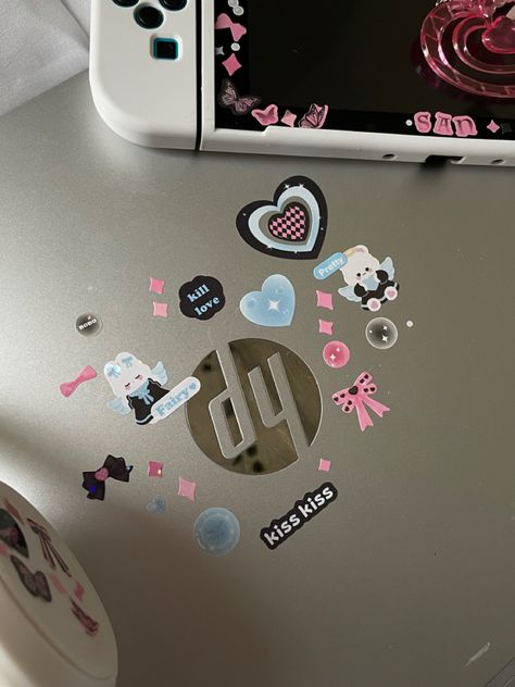 Laptop Makeover, Decorated Laptop, Computer Layout, Computer Decor, Laptop Aesthetic, Aesthetic Jewellery, Laptop Decoration, Iphone App Design, Iphone App