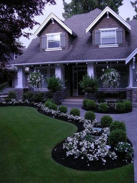 17 Small Front Yard Landscaping Ideas To Define Your Curb Appeal Small Front Gardens, Walkway Landscaping, Modern Front Yard, Pathway Landscaping, Small Front Yard Landscaping, نباتات منزلية, Small Front Yard, Front Garden Design, Front Yard Design