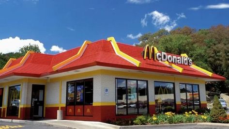 The 90's had a ton of things we loved and McDonald's is one of them. It's totla vibe and so many good memories from all generations who experienced it Free Mcdonalds, Mcdonald Menu, Mcdonalds Gift Card, Mcdonald's Restaurant, Mcdonalds Toys, Red Roof, Happy Meal Toys, Pizza Hut, Company Meals